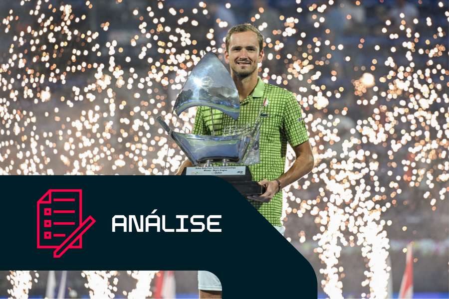 Daniil Medvedev festeja com o seu troféu do Dubai
