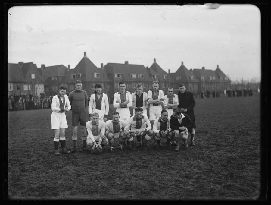 Gerben Wagenar (top row, 4-r) posing in front of a match or de Volewijckers