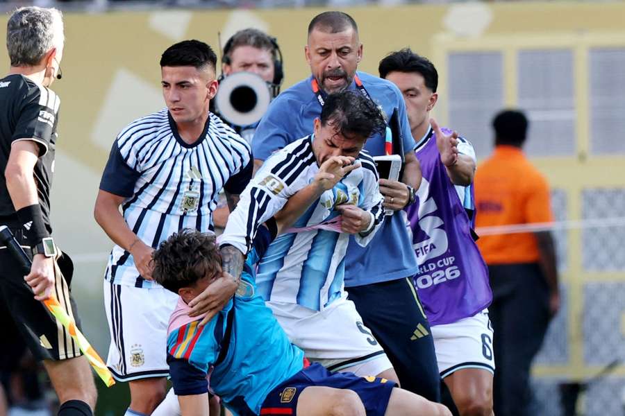 Paredes brigou com Gavi na final da Copa do Mundo Paredes brigou com Gavi na final da Copa do Mundo