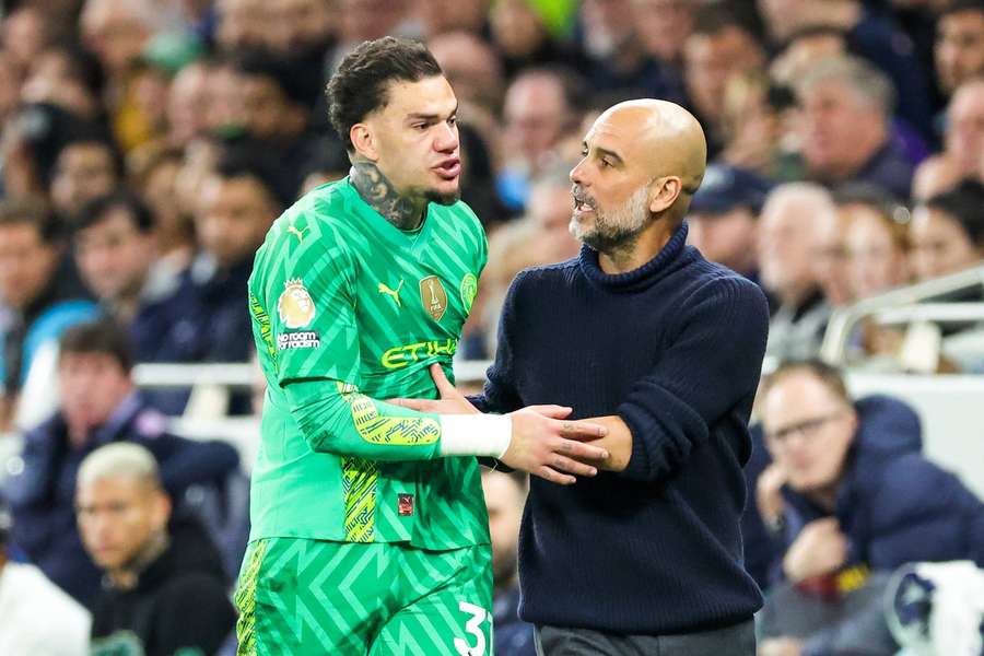 Ederson reageert emotioneel op zijn wissel tijdens het duel met de Spurs