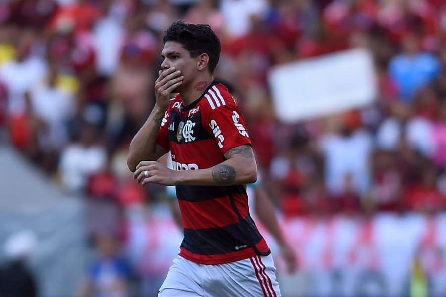 Ayrton Lucas fez golaço em Flamengo x Coritiba