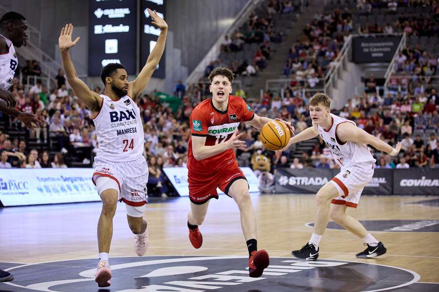 Agustín Ubal entra a canasta ante Cameron Hunt