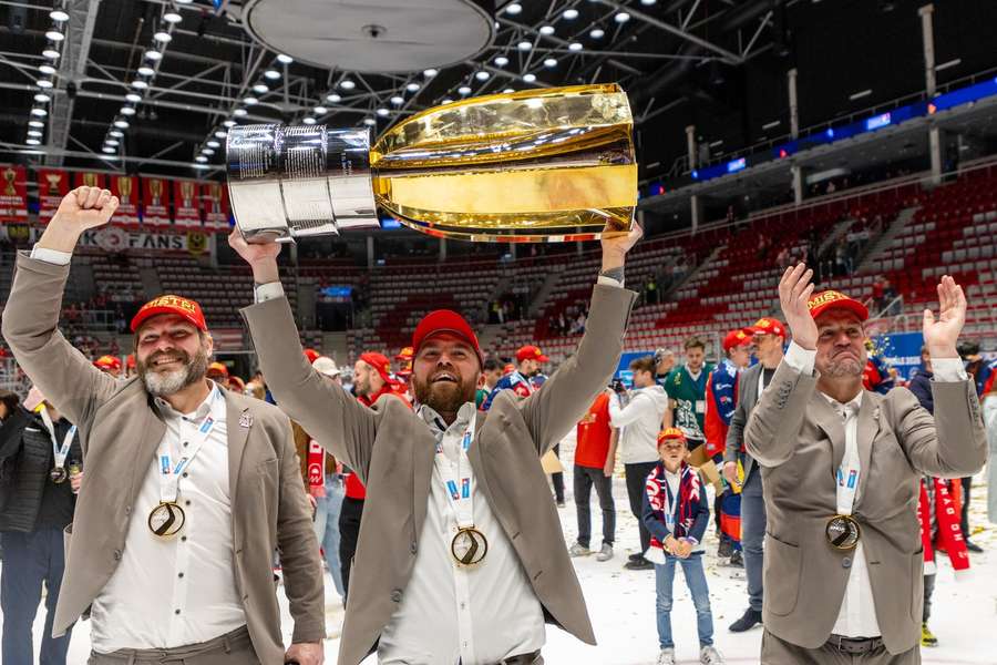 Pešán s trofejí pro mistra ligy.