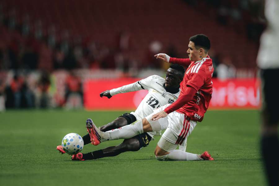 Internacional e Atlético-MG fizeram um jogo brigado Internacional e Atlético-MG fizeram um jogo brigado