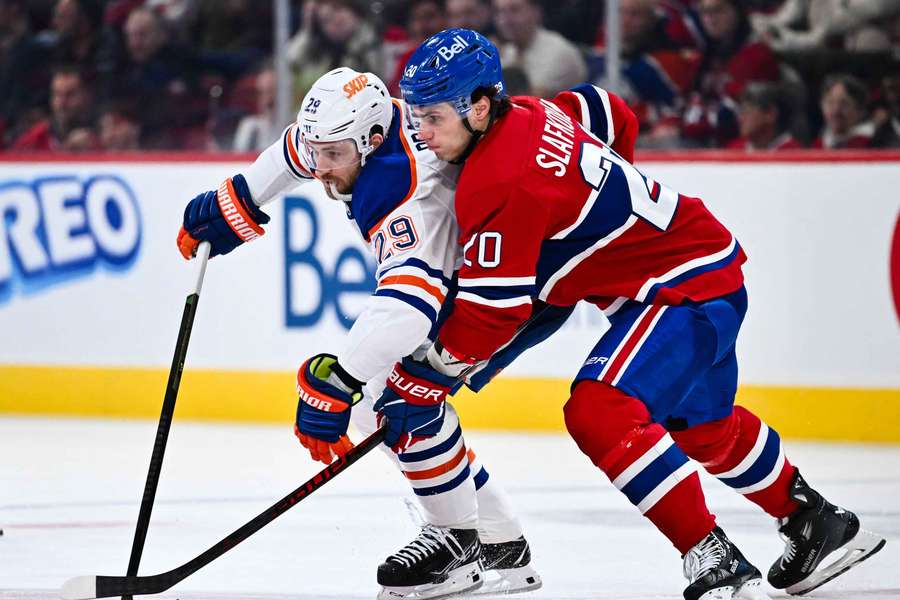 Slafkovský v súboji s Leonom Draisaitlom.