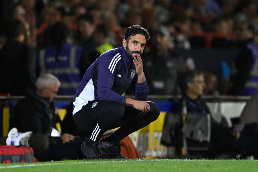 Ruben Amorim luce abatido durante la derrota del Man Utd ante Grimsby en la Carabao Cup