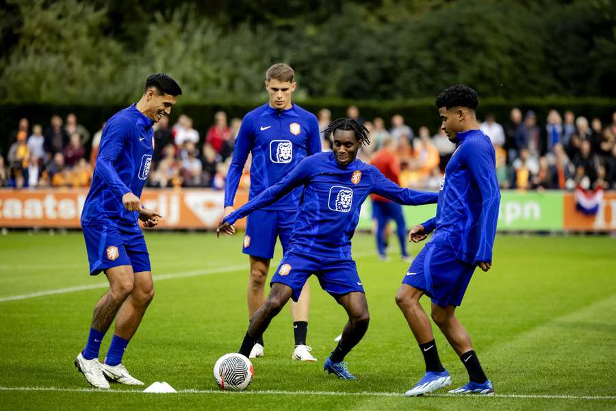 Jeremie Frimpong in actie tijdens een trainingssessie met zijn teamgenoten van het Nederlands elftal