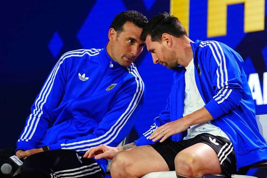 Scaloni (l.) und Messi auf der Pressekonferenz vor dem WM-Finale Scaloni (l.) und Messi auf der Pressekonferenz vor dem WM-Finale