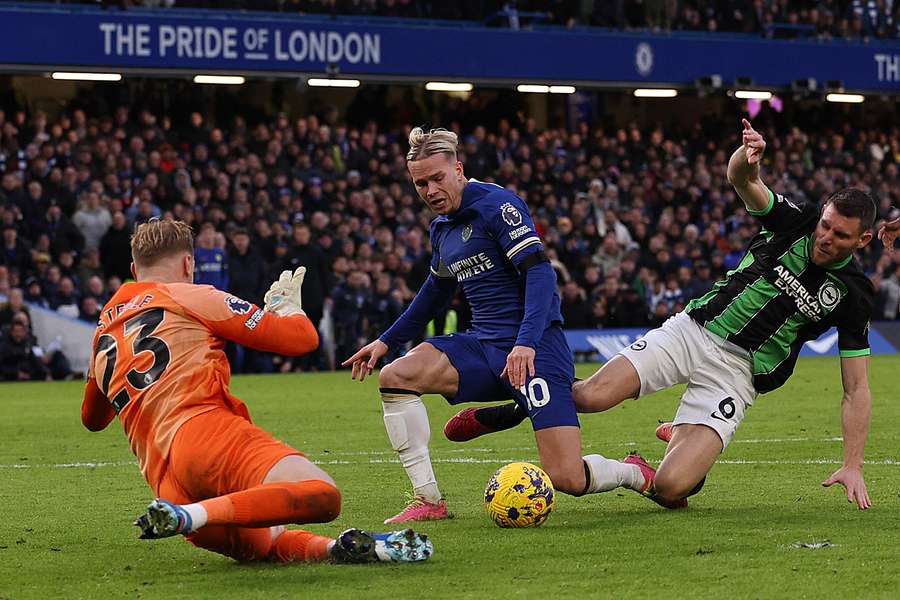 Chelsea's Ukrainian midfielder #10 Mykhailo Mudryk (C) is fouled by Brighton's English midfielder #06 James Milner