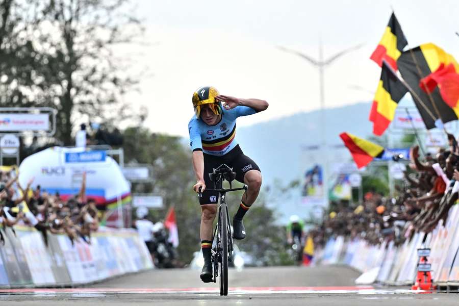 Il belga Remco Evenepoel festeggia contando le sue vittorie, la terza tagliando il traguardo della gara a cronometro