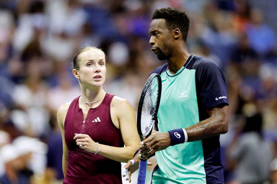 Elina Svitolina și Gael Monfils în timpul meciului de dublu mixt de la US Open 2026 Elina Svitolina și Gael Monfils în timpul meciului de dublu mixt de la US Open 2026