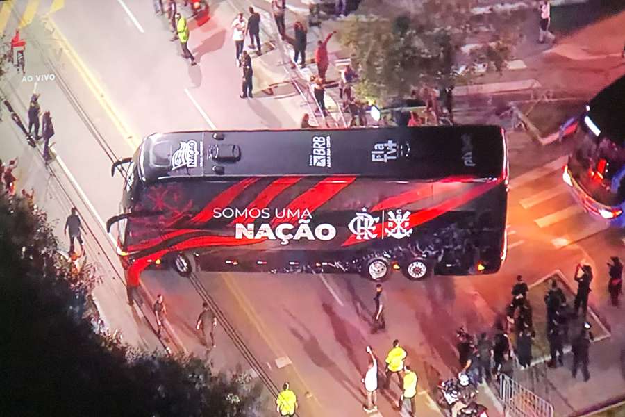 Ônibus com delegação deixando o Ninho do Urubu