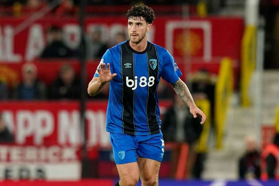Bournemouth boss Iraola makes clear Senesi plans