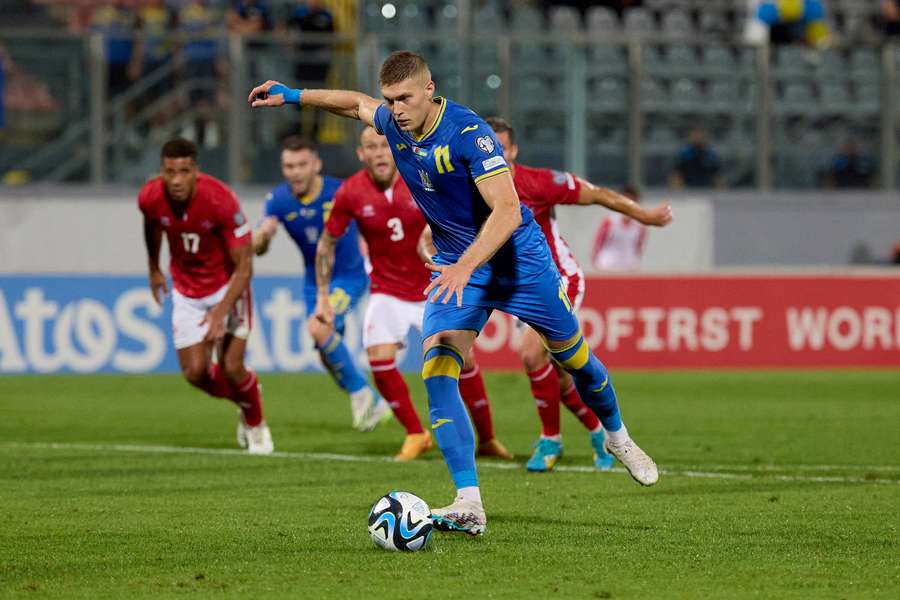 Artem Dovbyk comete uma grande penalidade durante o jogo Ucrânia/Malta