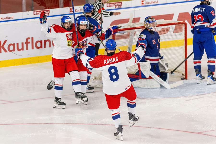 Čeští hokejisté do 18 let slaví gól proti USA.