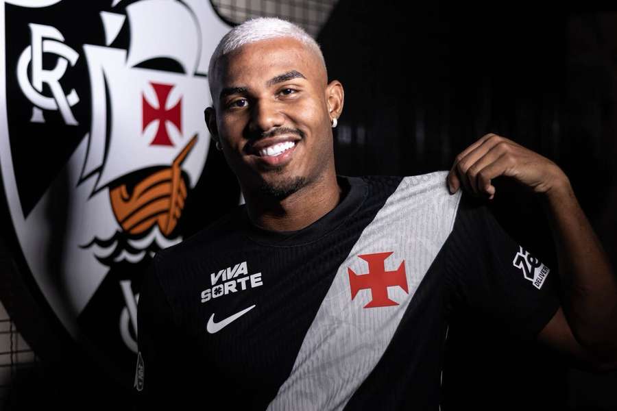 Cuiabano posa para fotos com a camisa do Vasco da Gama, seu novo clube