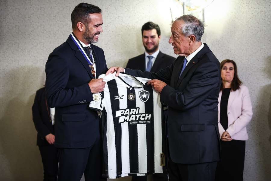 Artur Jorge foi condecorado por Marcelo Rebelo de Sousa e ofereceu uma camisola do Botafogo
