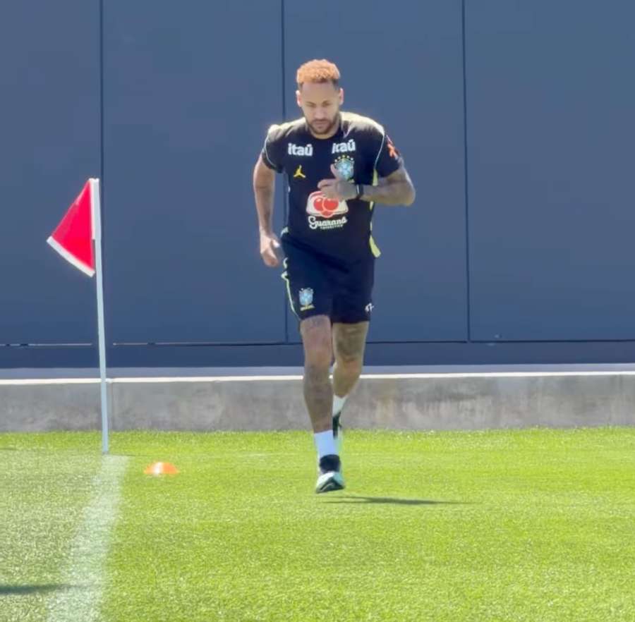 Ney treinou sem bola