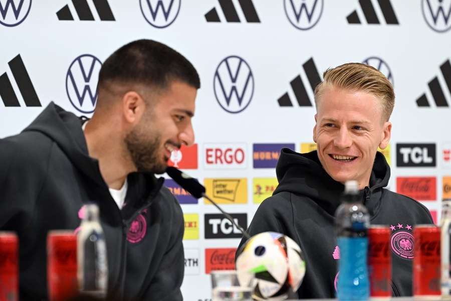 Auf der Pressekonferenz hatten Deniz Undav und Chris Führich beste Laune.