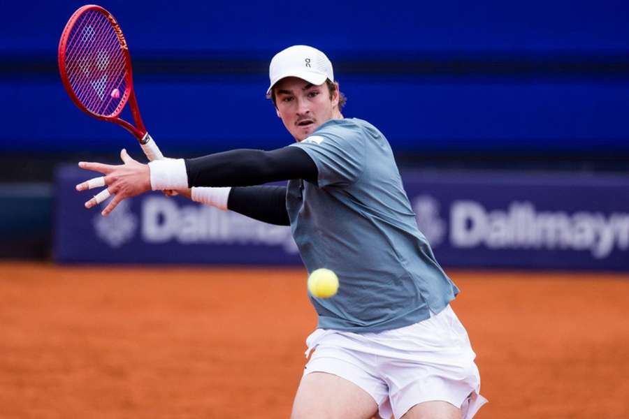 João segue em boa fase no saibro