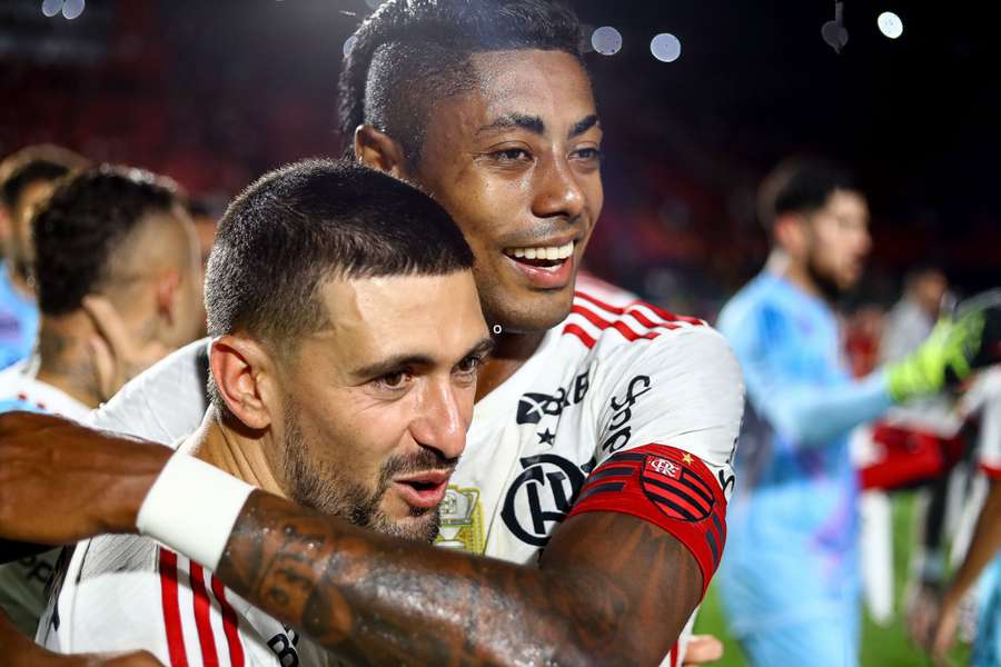 Flamengo pecou nas finalizações, mas superou o VItória fora de casa 