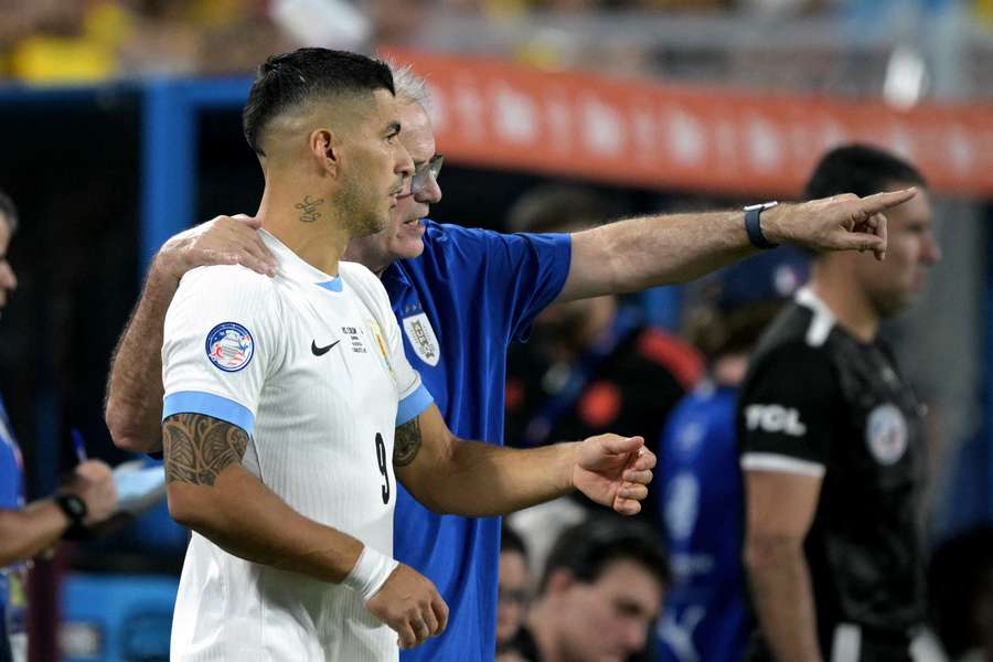 Suárez y Bielsa, antes de que el primero entre al campo.