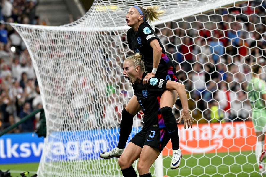 Kelly (oben) und Greenwood (unten) feiern Englands erstes Tor.