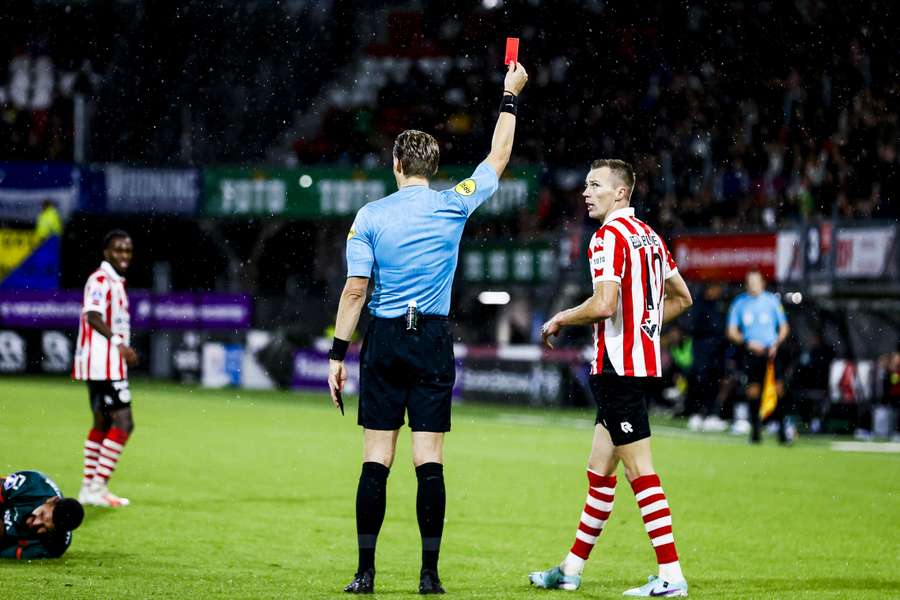 Scheidsrechter Sander van der Eijk toont Arno Verschueren de rode kaart