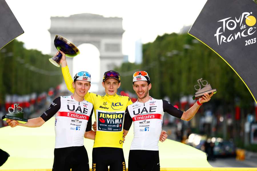 O pódio do Tour de France formado por Vingegaard, Pogacar e Yates