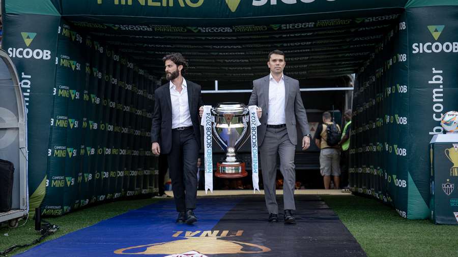 Troféu do Campeonato Mineiro sendo carregado antes da final da última temporada Troféu do Campeonato Mineiro sendo carregado antes da final da última temporada