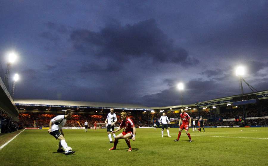 General view of the stadium of Luton Town versus Liverpool during the FA Cup third round football match at Kenilworth Road in 2008