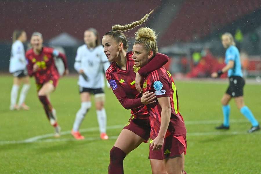 Die Torschützin zum 2:1, Linda Dallmann (r.), jubelt mit Giulia Gwinn.