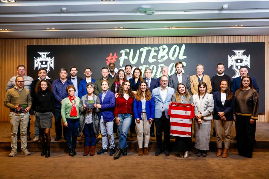 Fernando Gomes com os vencedores do prémio Futebol para Todos