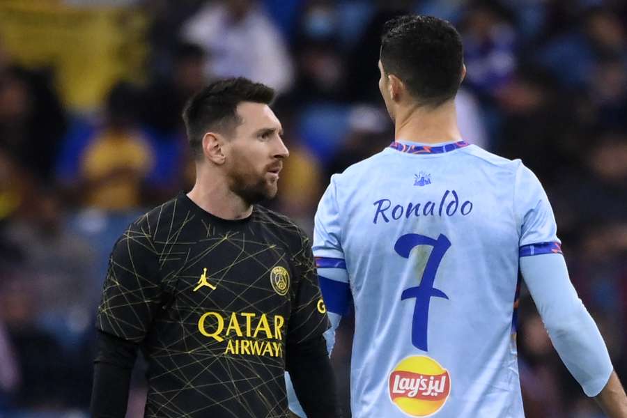 Cristiano Ronaldo faz dois, mas perde para o PSG com gols de Messi e Mbappé