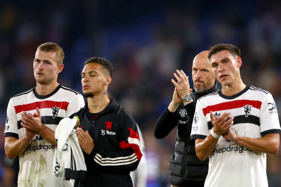 Erik ten Hag en zijn spelers bedanken de fans na de remise tegen Crystal Palace