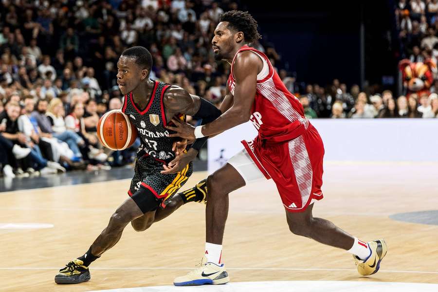 Schröder (l.) im Duell mit Jaleen Smith Schröder (l.) im Duell mit Jaleen Smith