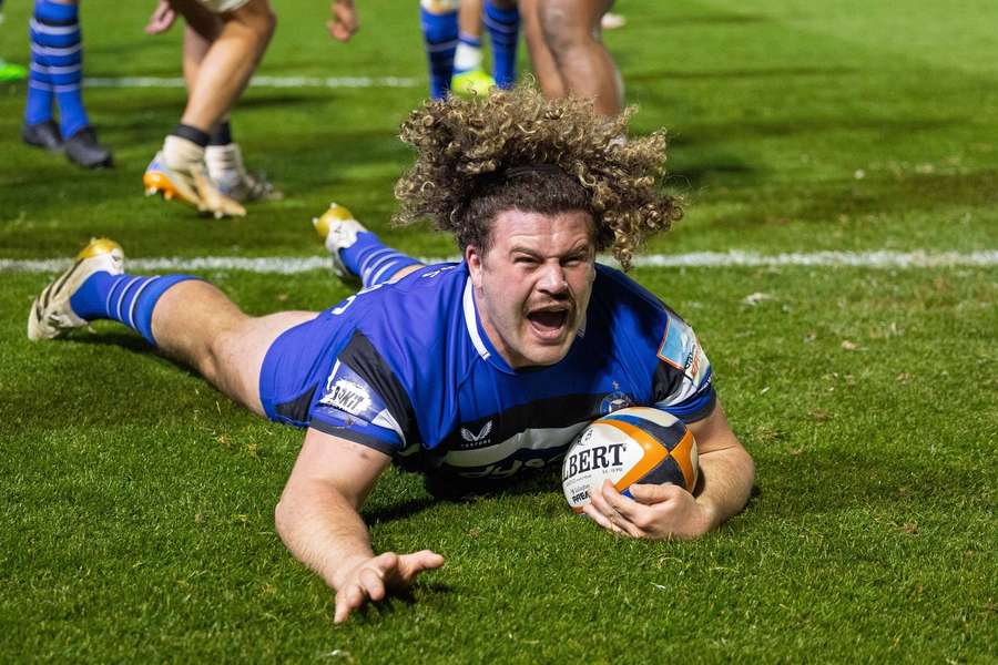 Bath thrash Saracens to go top of Rugby Prem