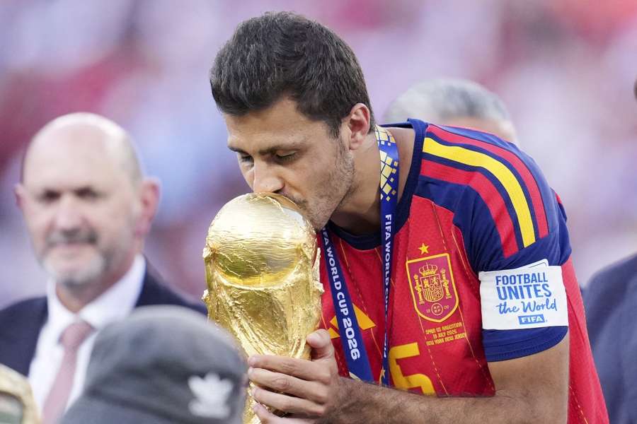Rodri Hernández, con la Copa del Mundo