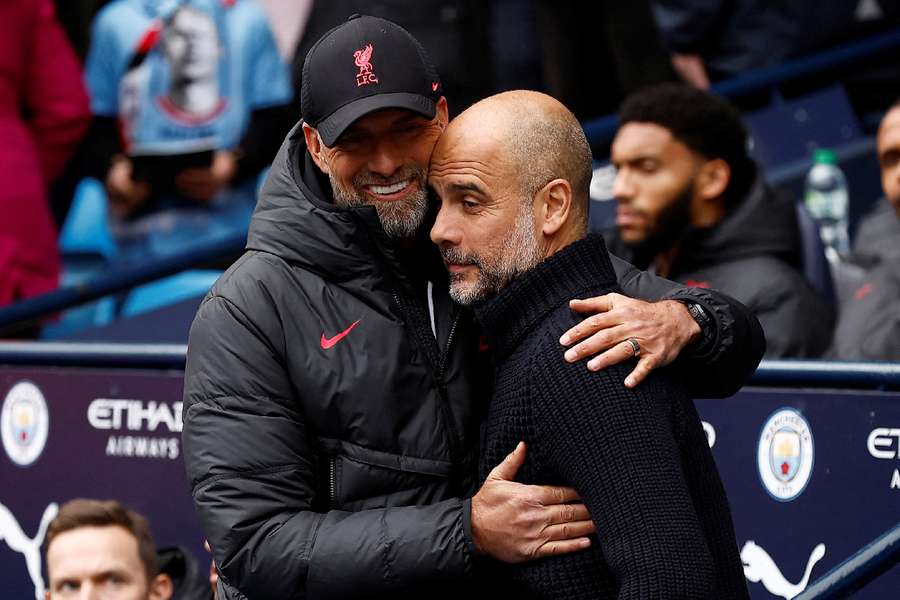 Klopp en Guardiola omhelzen elkaar in het Etihad in april