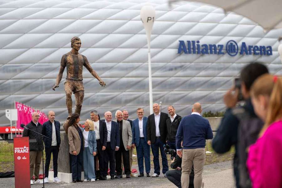 Die Beckenbauer-Statue steht unweit der von Gerd Müller