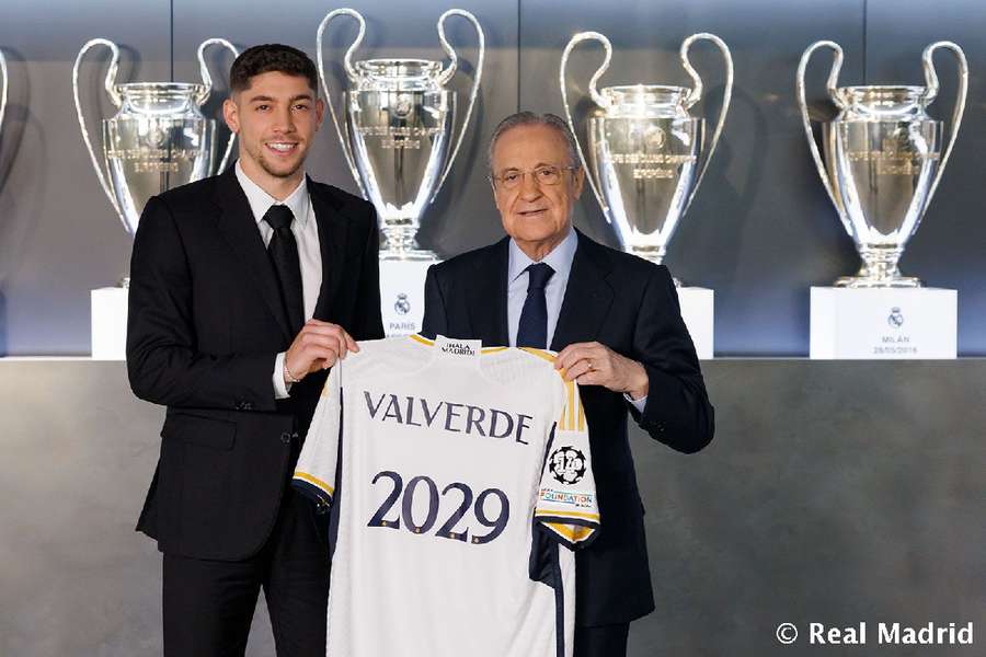 Fede Valverde z Florentino Pérezem po podpisaniu kontraktu