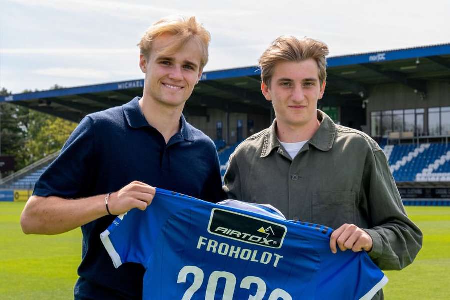 Victor Froholdt com o irmão Hjalte, que vai jogar no FC Porto Victor Froholdt com o irmão Hjalte, que vai jogar no FC Porto