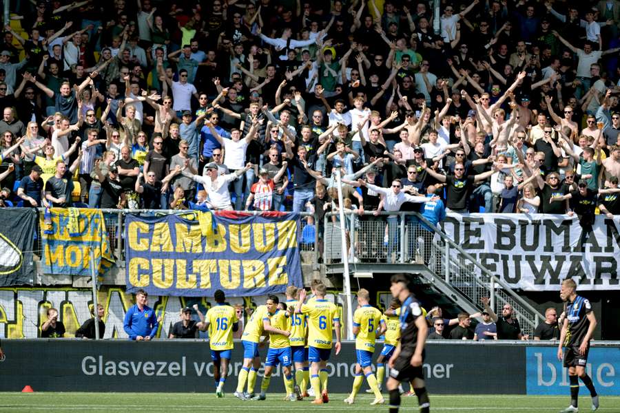 Fans van Cambuur vieren feest na een doelpunt