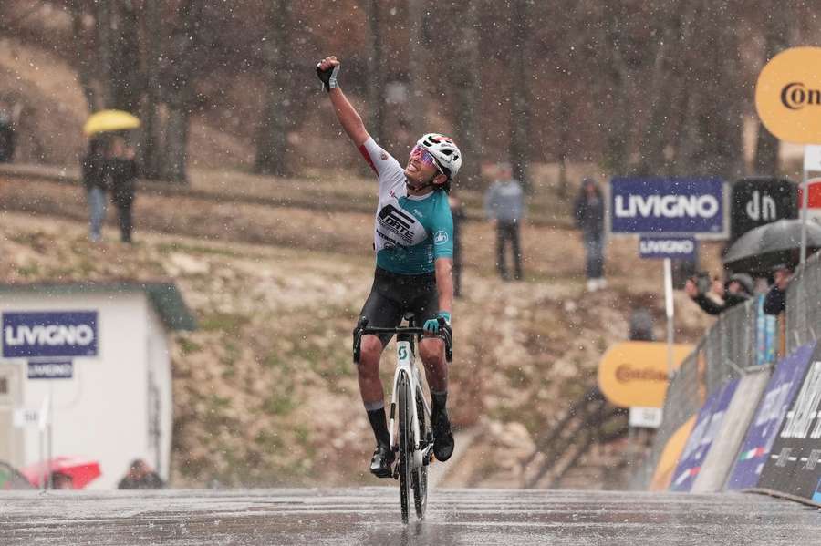 Callejas Santos festeja a vitória na terceira etapa do Giro d'Abruzzo