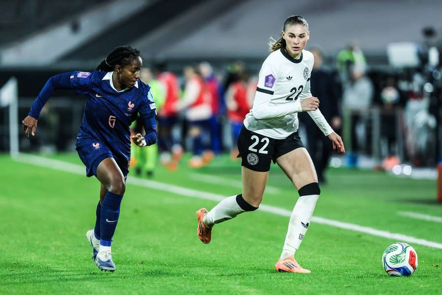 Jule Brand im Dribbling gegen Oriane Jean-Francois. Jule Brand im Dribbling gegen Oriane Jean-Francois.