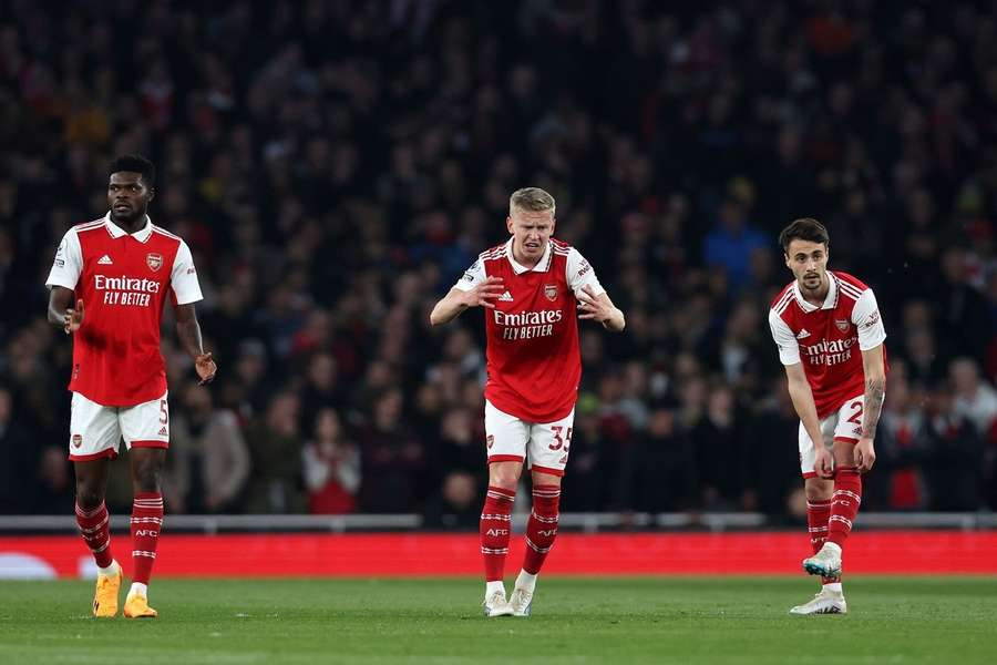Zinchenko (centru) va lipsi din lotul lui Arsenal până la finalul sezonului