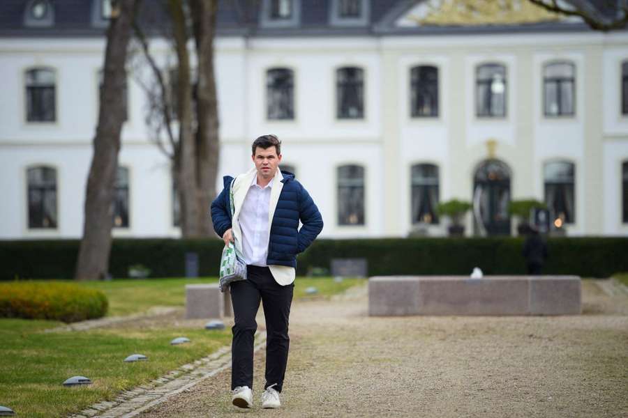 Magus Carlsen wystawia na aukcję charytatywną dżinsy, które wzbudziły tyle kontrowersji