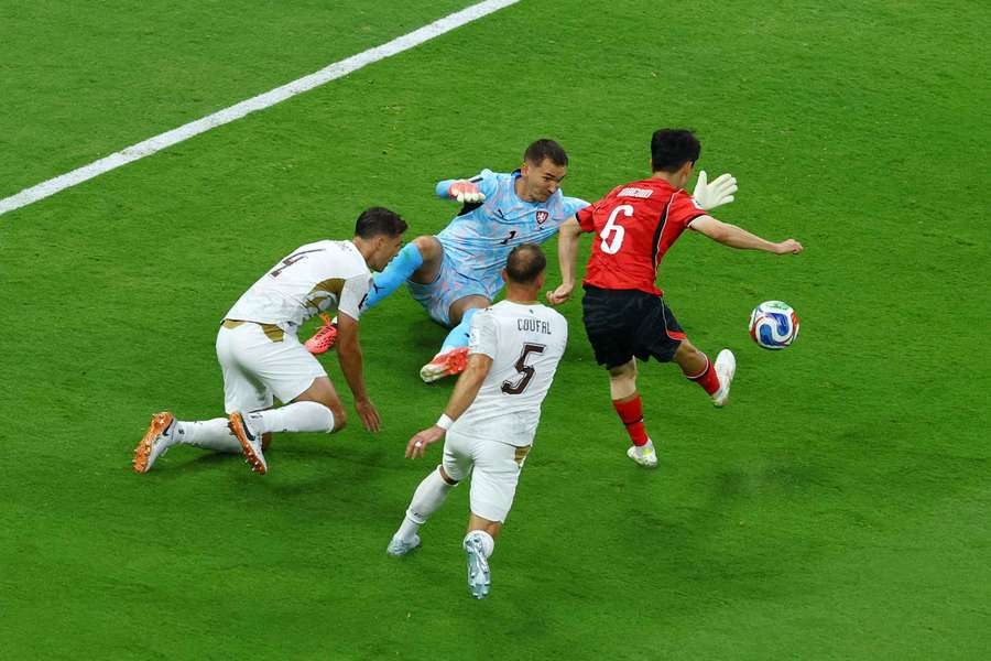 In-beom Hwang strzelejący gola na 1:1 In-beom Hwang strzelejący gola na 1:1
