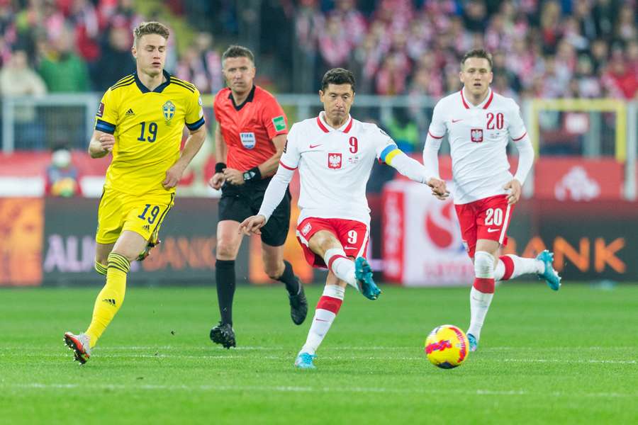 Mattias Svanberg, Robert Lewandowski i Piotr Zieliński w meczu barażowym o MŚ 2022.