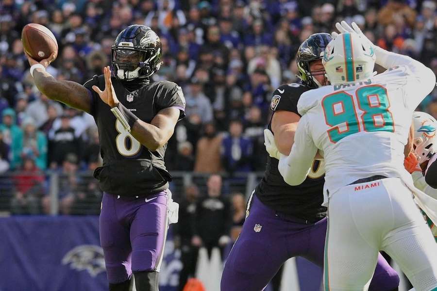 Quarterback Lamar Jackson (l.) führte die Ravens mit fünf Touchdown-Pässen zu einem deutlichen 56:19 gegen die Dolphins.